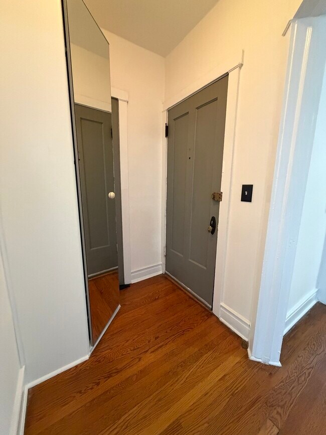 Building Photo - 3722 N Sheffield Ave