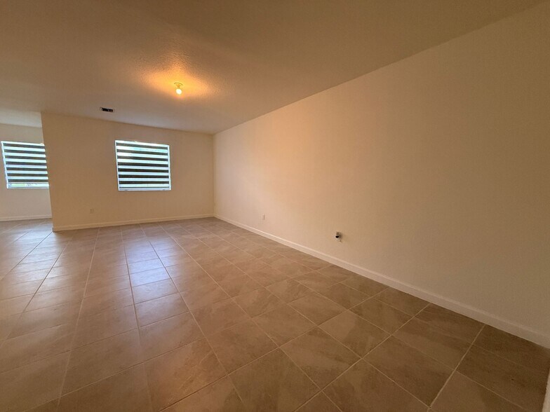 Building Photo - 2954 SE 23rd Ave