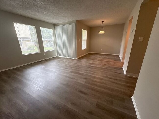 Building Photo - **Updated 2-Level Townhome in Fort Collins...