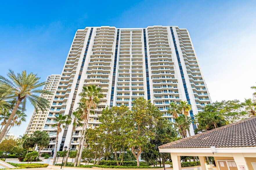 Building Photo - 21205 Yacht Club Dr