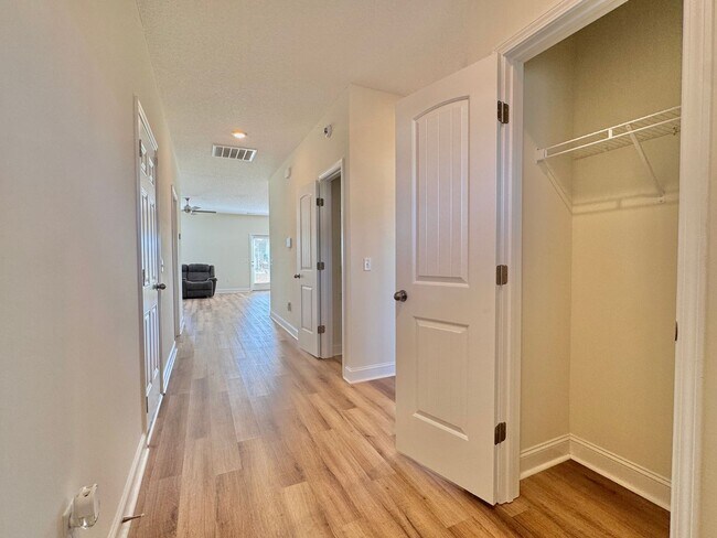 Building Photo - MOVE-IN READY! (Pet Friendly)