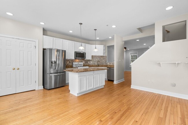 Building Photo - 2 Bed 2.5 Bath - Lakelands Townhome - Deta...