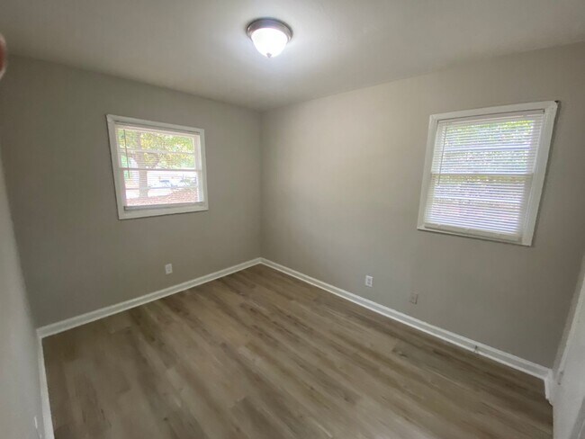 Building Photo - **AVAILABLE NOW**3 Bedroom / 1 Bathroom Ho...