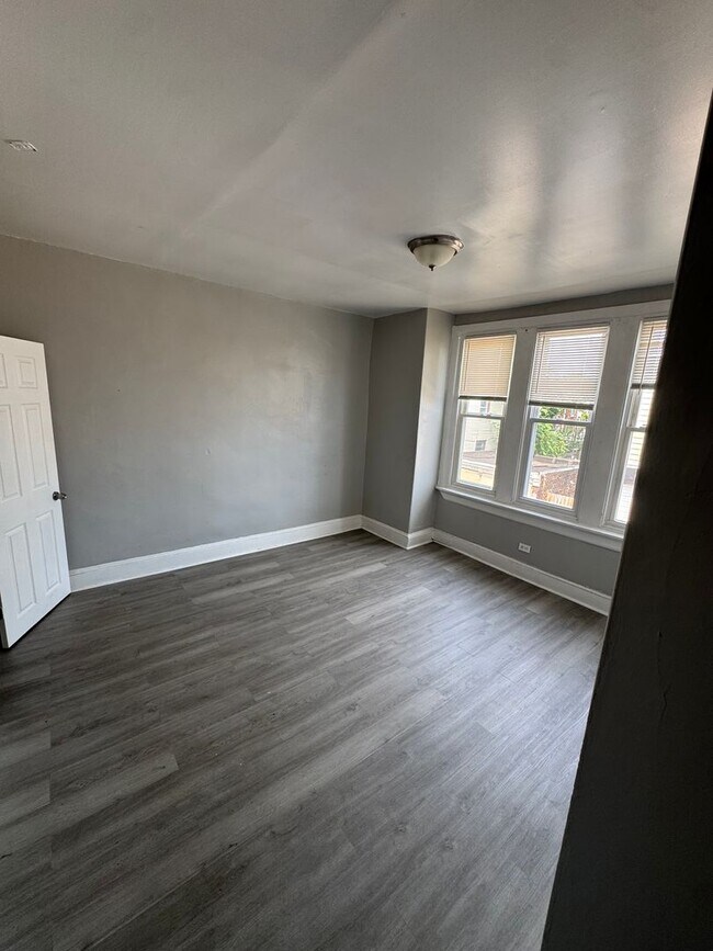 Building Photo - 2 bedroom 1 bath w/ an additional room