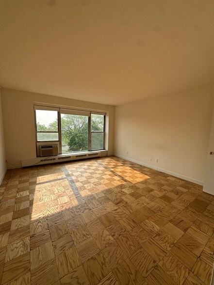 Building Photo - 1121 N Waverly Pl