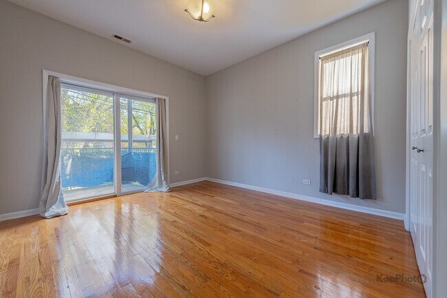 Building Photo - 633 E Bowen Ave