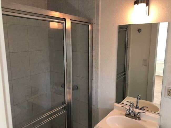 Building Photo - Two Story Home - 7 Bedrooms and 4 Bathroom...