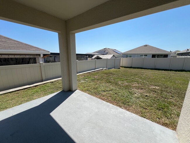 Building Photo - 4 Bedroom, 2 Bathroom Home in the Highly D...