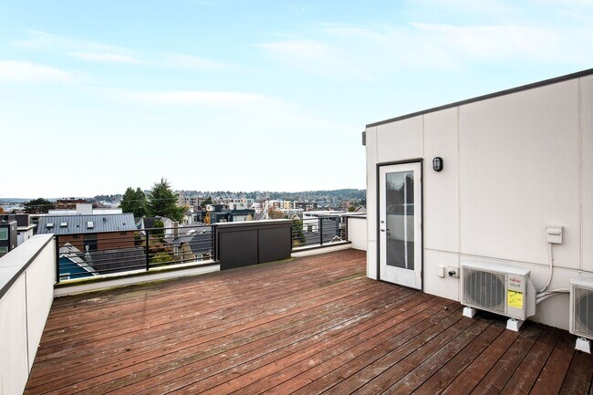 Building Photo - Bright 3 BR 2.5 BA Ballard Townhome
