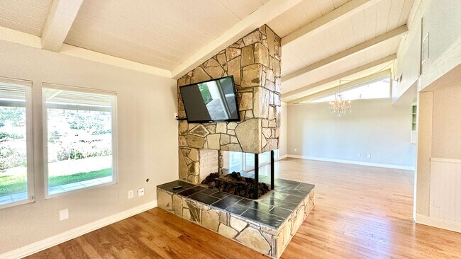 Building Photo - Lovely, Open Floor Plan, Single Story Located in the Desirable Live Oak Estates of Fallbrook!