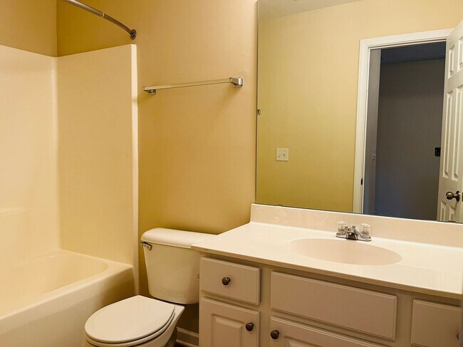 Building Photo - Wow! 3 bedroom 2.5 bathroom home in Newnan, 2100 plus sqft, 2 car garage, huge rooms, must see!