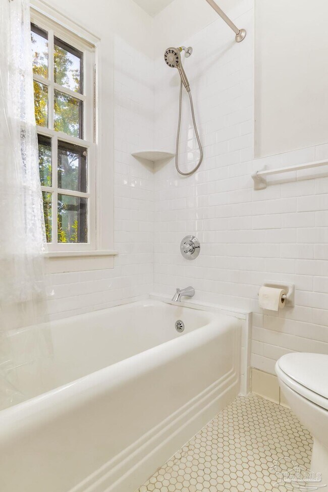 Building Photo - 1515 E Lakeview Ave