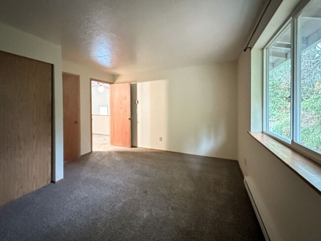 Building Photo - Charming 3-Bed Townhouse in Quiet Neighborhood Across from Park!