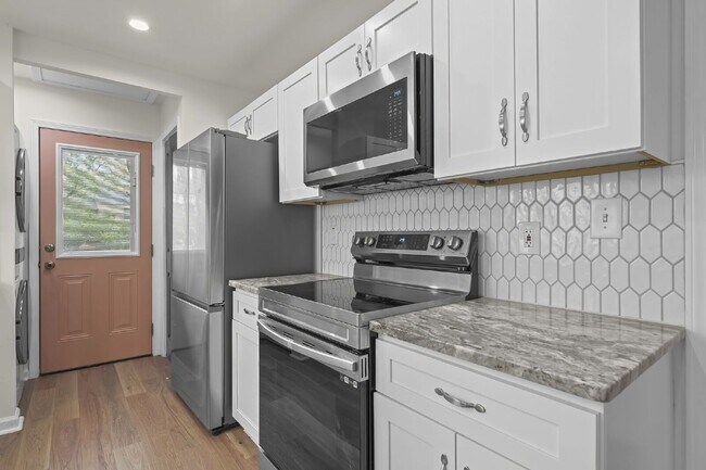 Building Photo - 441 Oak Dr