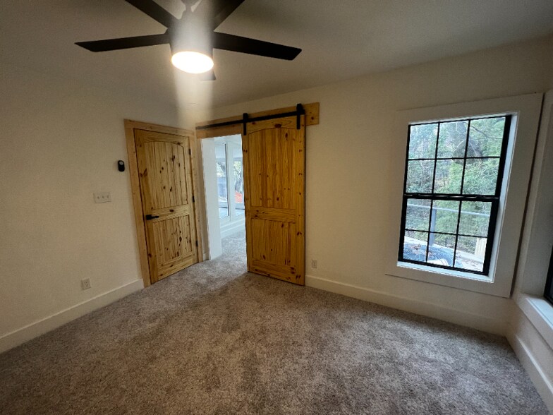 Building Photo - 208 Cliffdale Ave