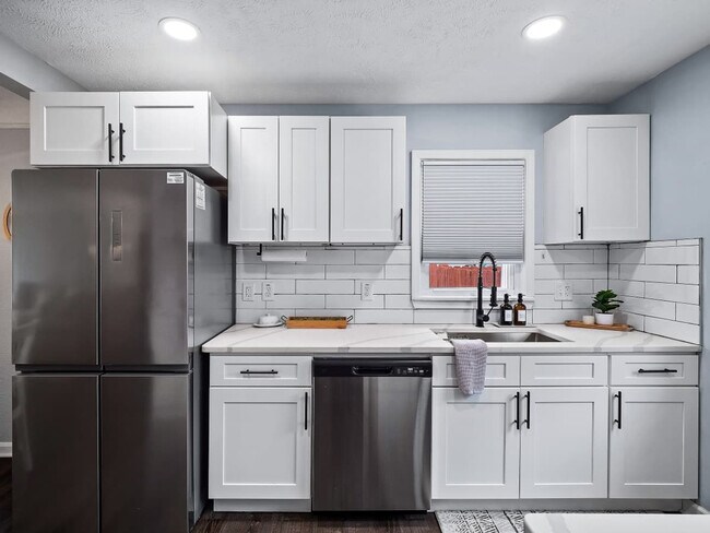 Building Photo - 6771 Greenleaf Ave