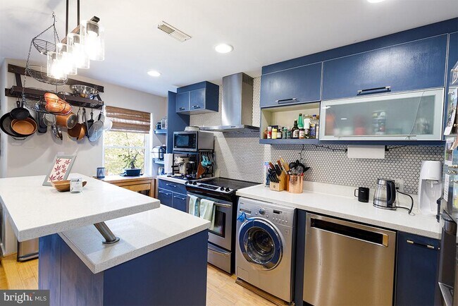 Building Photo - 1220 Holbrook Terrace NE