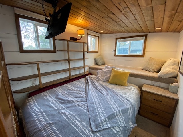 Queen size bed (not lofted) - 3644 6th Ave