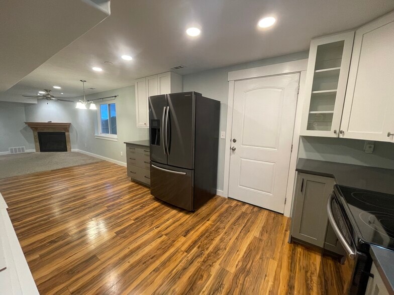 Entry and kitchen - 3892 E South Pass Cv