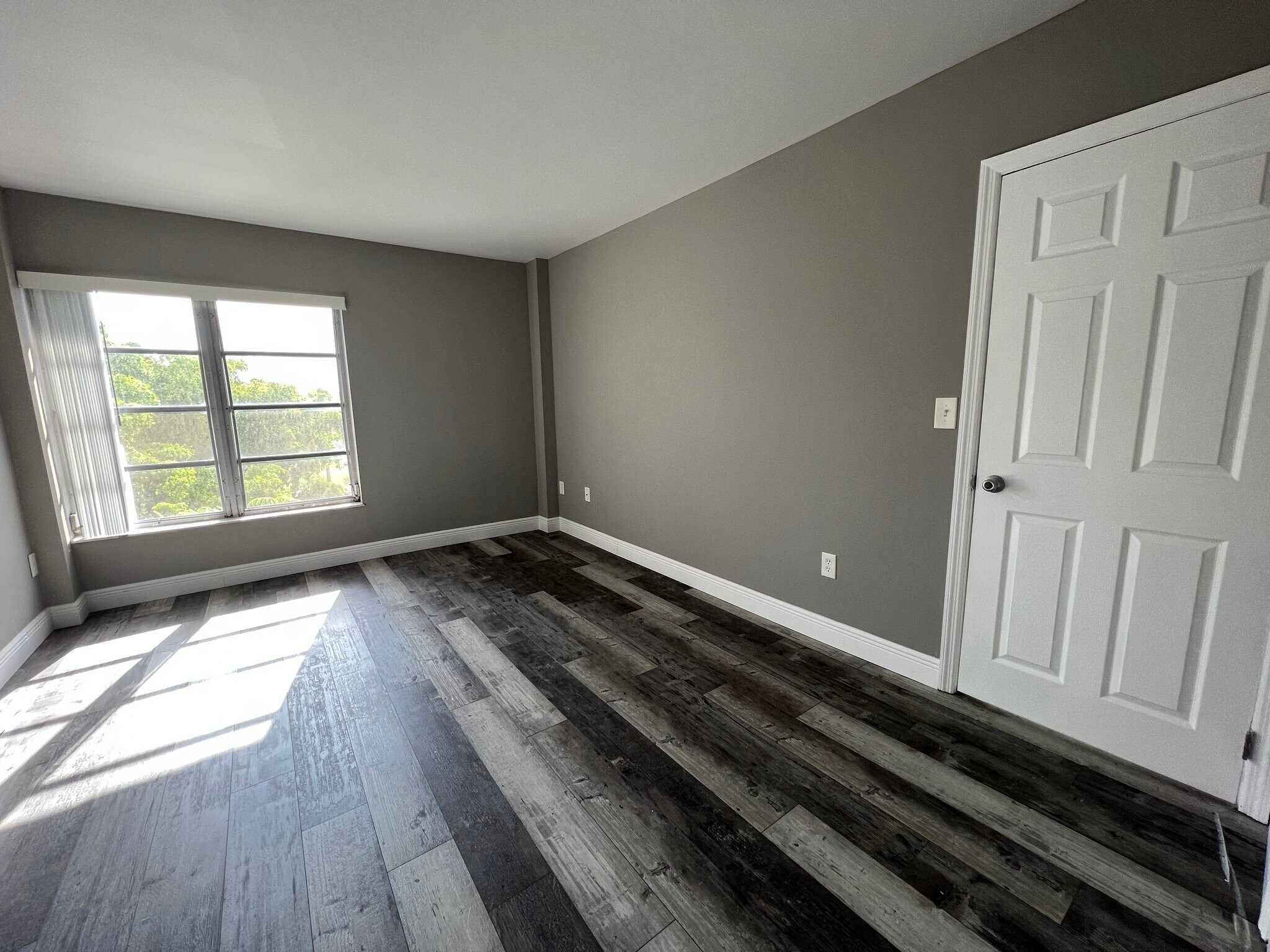 Building Photo - 4158 Inverrary Dr