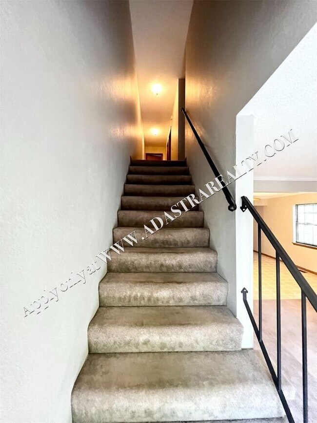 Building Photo - MOVE IN SPECIAL!!! Spacious Duplex in Lee's Summit-Available NOW!! MOVE IN SPECIAL $300 OFF 2nd M...