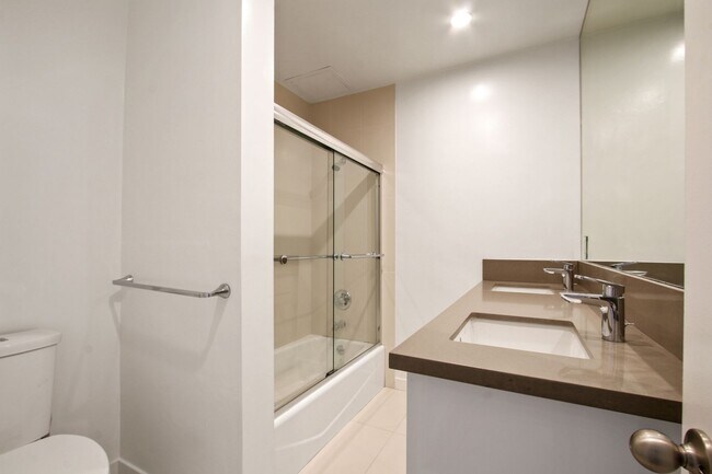 Building Photo - 1043 5th St