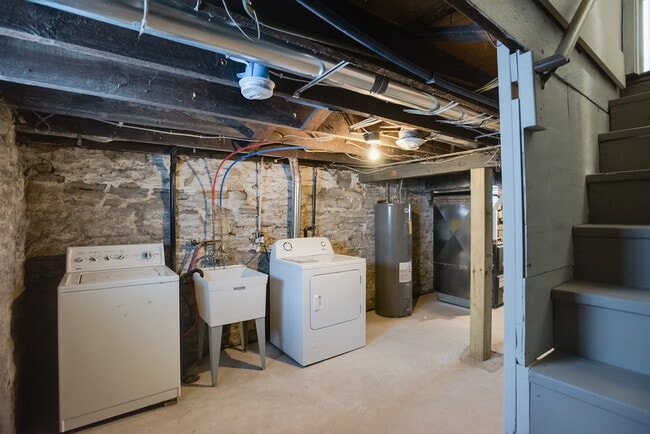 Building Photo - 4BD 2BA House. Refurbished, large house, great location available JUNE 1ST.