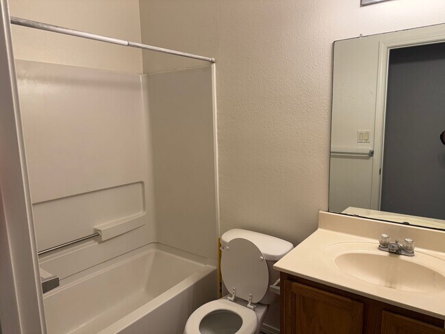 Building Photo - Beautiful 3 Bedroom, 2 Bath Within Walking...