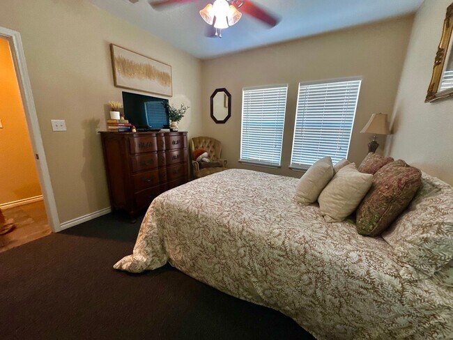 Building Photo - Charming 3/3 House in with Covered Parking Near Campus!