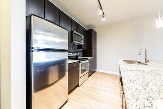 Building Photo - Amazing 1/1 Condo in Barton Springs. Beaut...