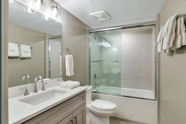 Building Photo - Stunning Furnished Townhouse in the South ...