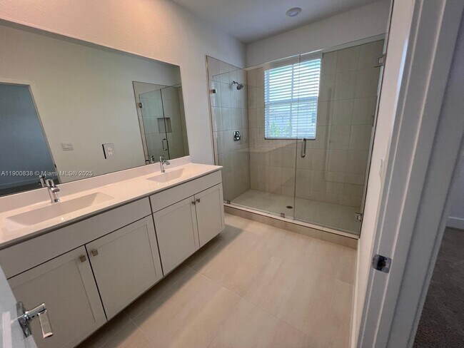 Building Photo - 136 SW 170th Ave