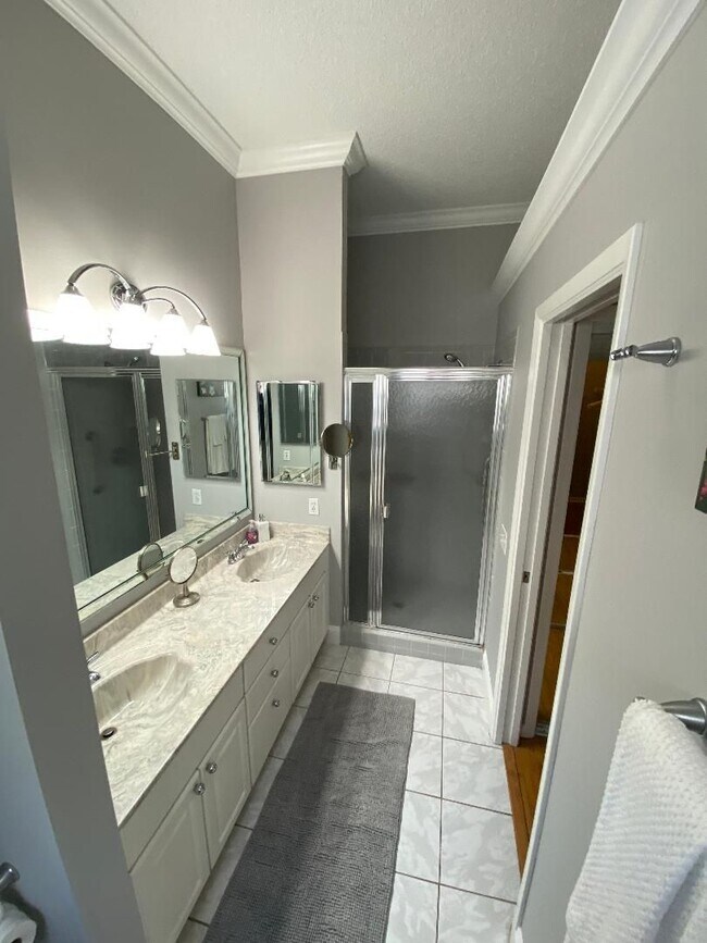 Building Photo - Spectacular ANNUAL LEASE, Fully Furnished ...