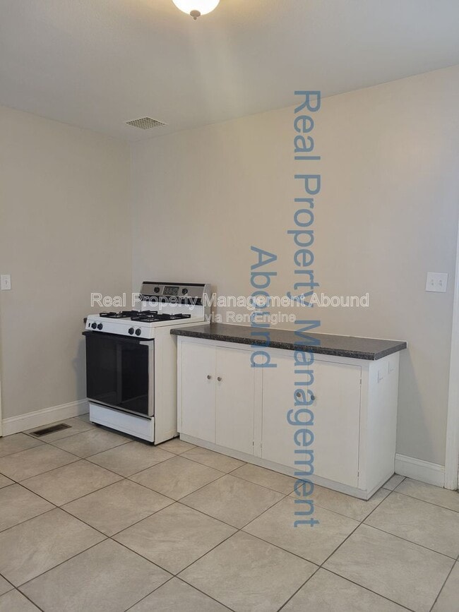 Building Photo - 1415 S New Haven Ave