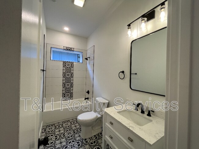 Building Photo - 930 Woodlawn Ave