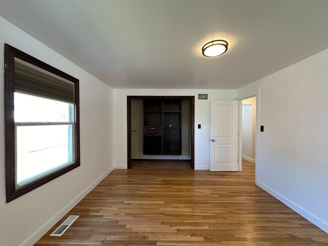 Building Photo - 2414 W. Bruneau Ave. 4 Bedroom, 2 bath!