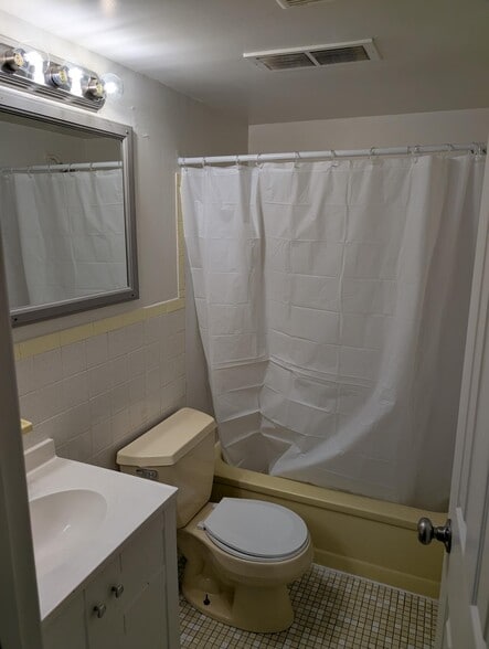 Building Photo - 1001 White Oak Rd