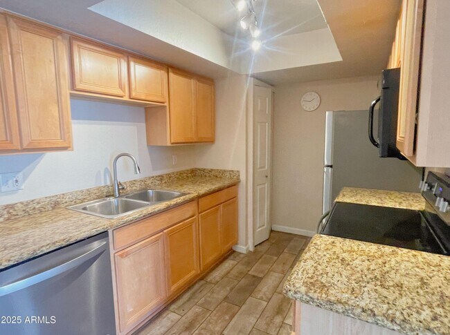 Building Photo - 740 W Elm St