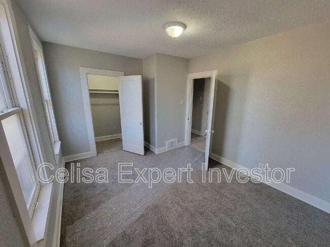 Building Photo - 3118 Robinwood Dr