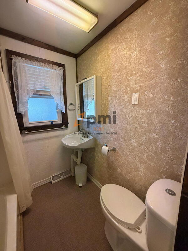 Building Photo - 707 E 118th St