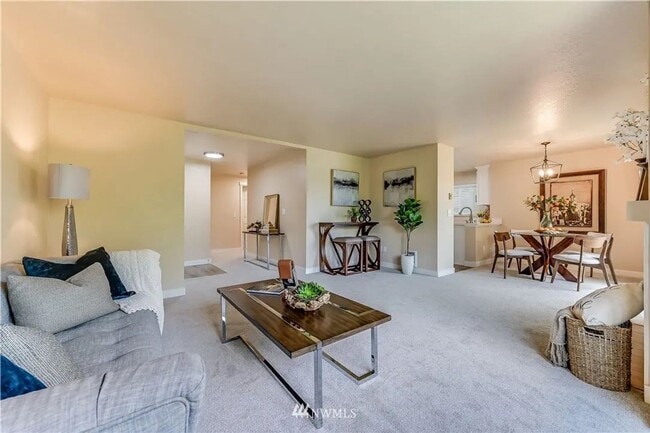 Building Photo - Bellevue - Spacious 2 Bedroom / 2 Bath Corner Condo Unit C1 **Pool and Gym!**