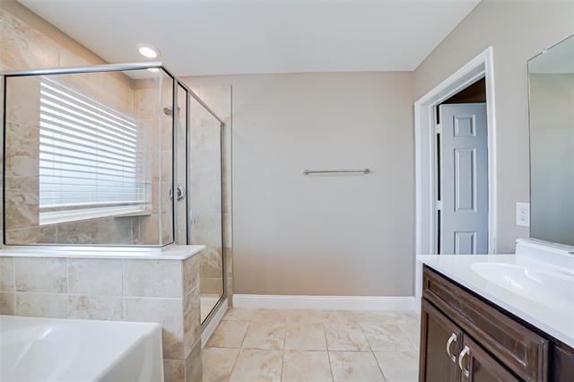 Building Photo - 410 Club House Dr