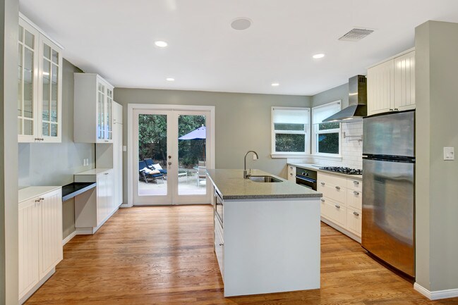 Building Photo - 16943 Hartland St