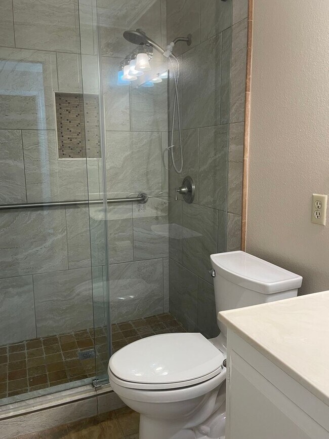 Building Photo - Beautiful Condo in Private Community