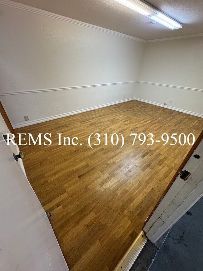 Building Photo - Spacious Townhome with Garage & Laundry in...