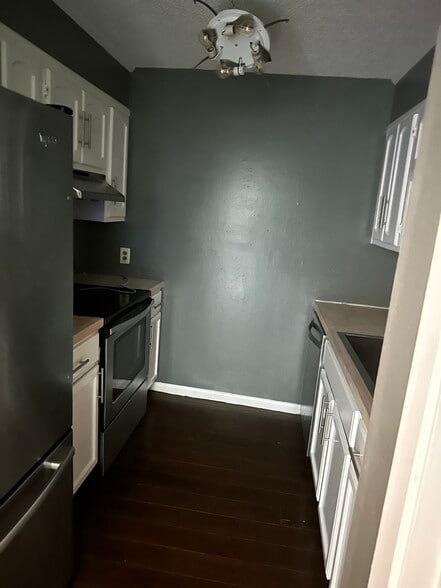 Kitchen - 615 Belvedere Dr