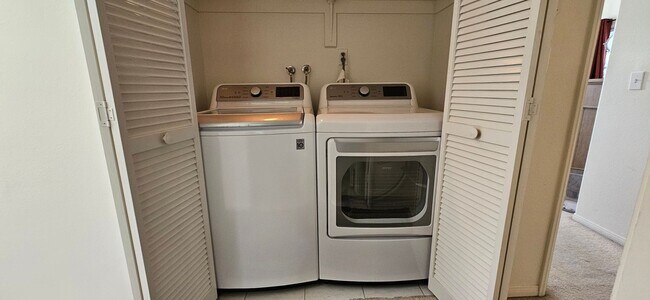 Building Photo - Charming 3-Bedroom Townhome in Prime Pasad...