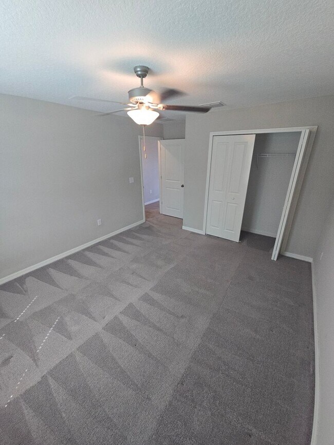 Building Photo - Gorgeous 5-Bedroom, 2.5-Bathroom Home in Riverview