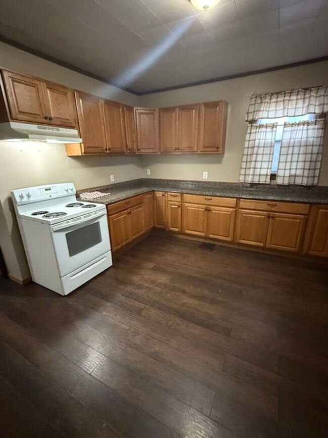 Building Photo - 2 Bedroom House with Fenced in backyard