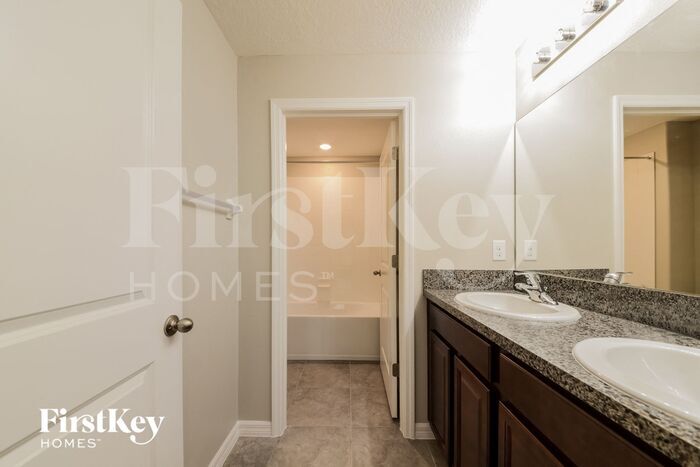 Building Photo - 9723 Sage Creek Dr